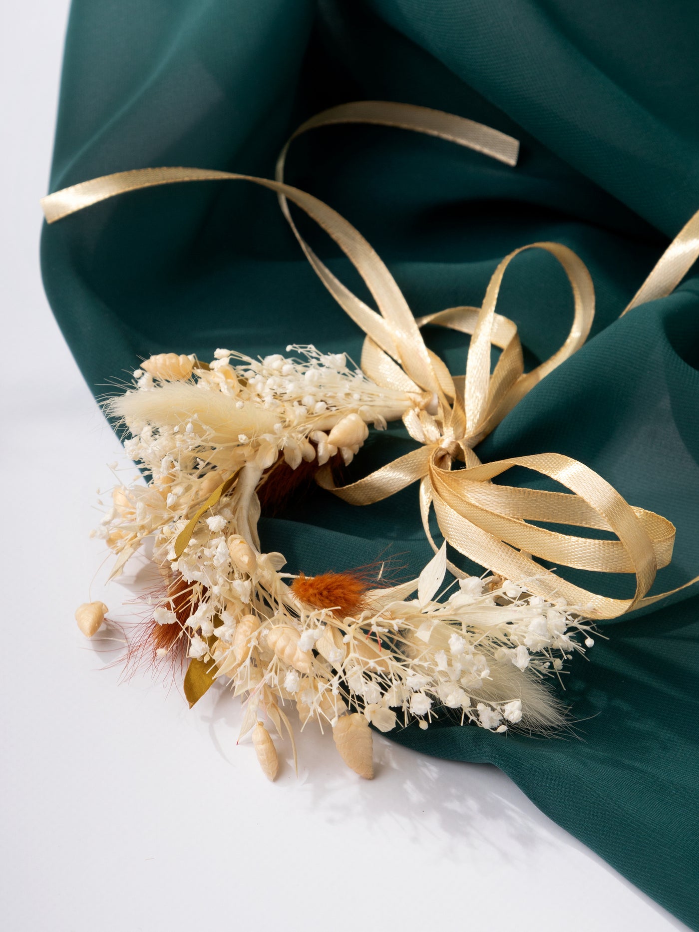 Corsage with white dried flowers, terracota pampas grass for wedding