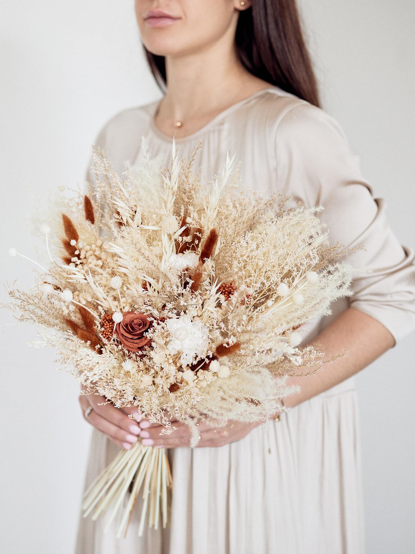 Girl with bridal terraccota bouquet