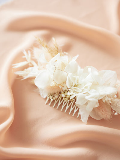 wedding comb is lying on pink organza 2